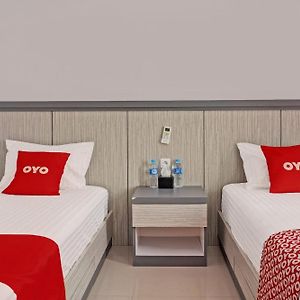 Super Oyo 92518 De Luna Hotel